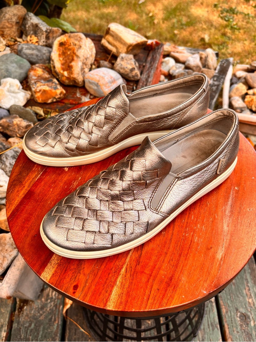 Ecco Women's Size 9 Woven Slip-On Sneakers in Metallic Bronze/Silver.
